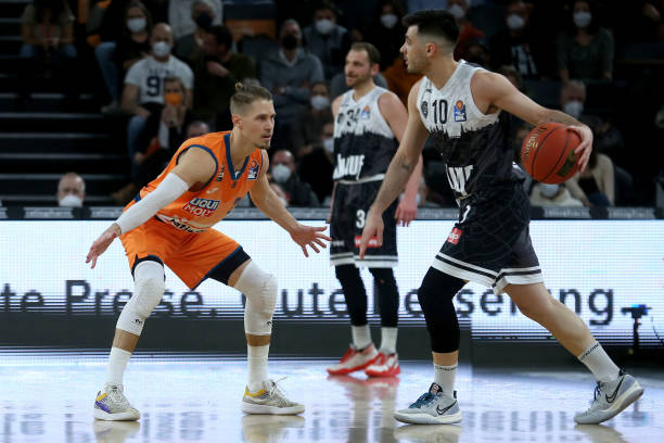 破对手防线 破对手防线